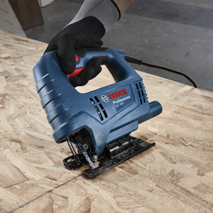Sierra caladora Bosch GST 680 127V 500W con 1 hoja de corte