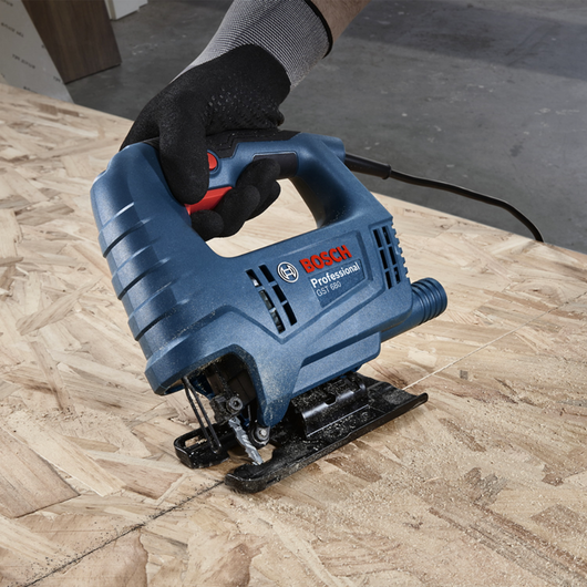 Sierra caladora Bosch GST 680 127V 500W con 1 hoja de corte