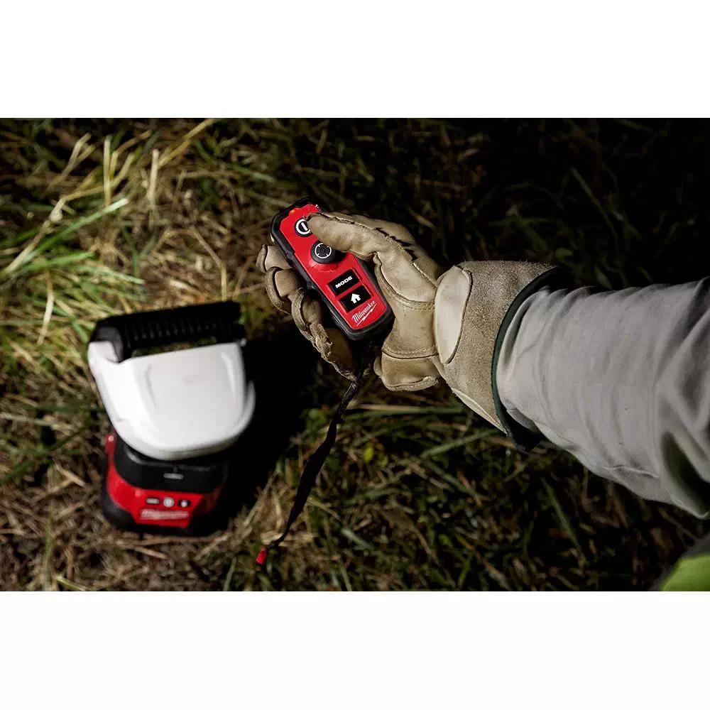 Luz de búsqueda con control remoto M18 con base portátil Milwaukee 2123-20