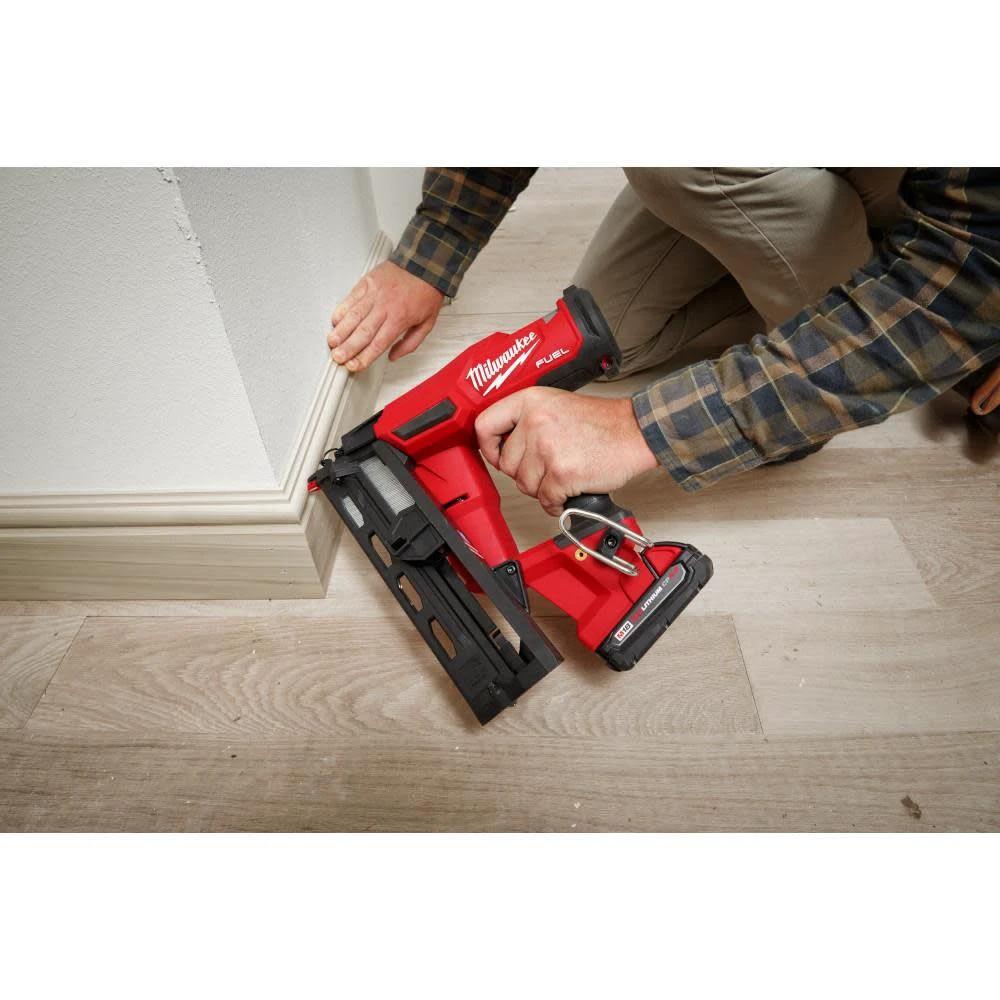 Clavadora de acabado en ángulo calibre 16 M18 FUEL Milwaukee 2841-21CT