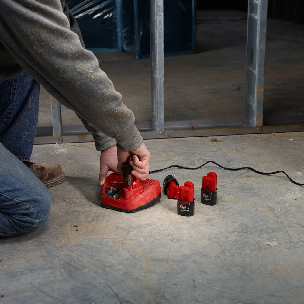Cargador de bateria de iones de litio M12 Milwaukee 48-59-2401