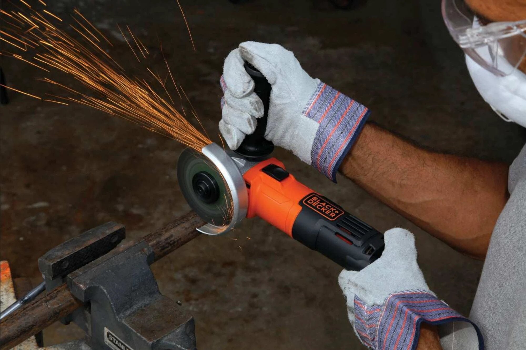 Mini Esmeriladora Angular + 4 Discos Black and Decker G650K5-B3