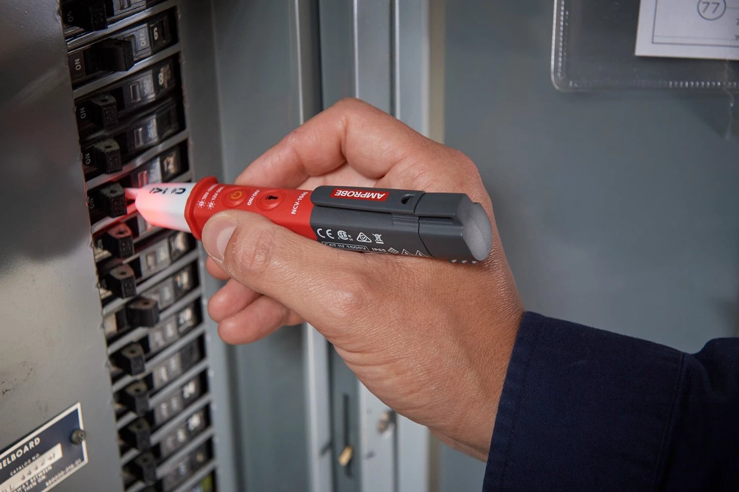 Detector de Voltaje Sin Contacto 12 a 1,000V AC con Linterna y prueba magnética Amprobe NCV-1040 - Amprobe - Industrias GSL